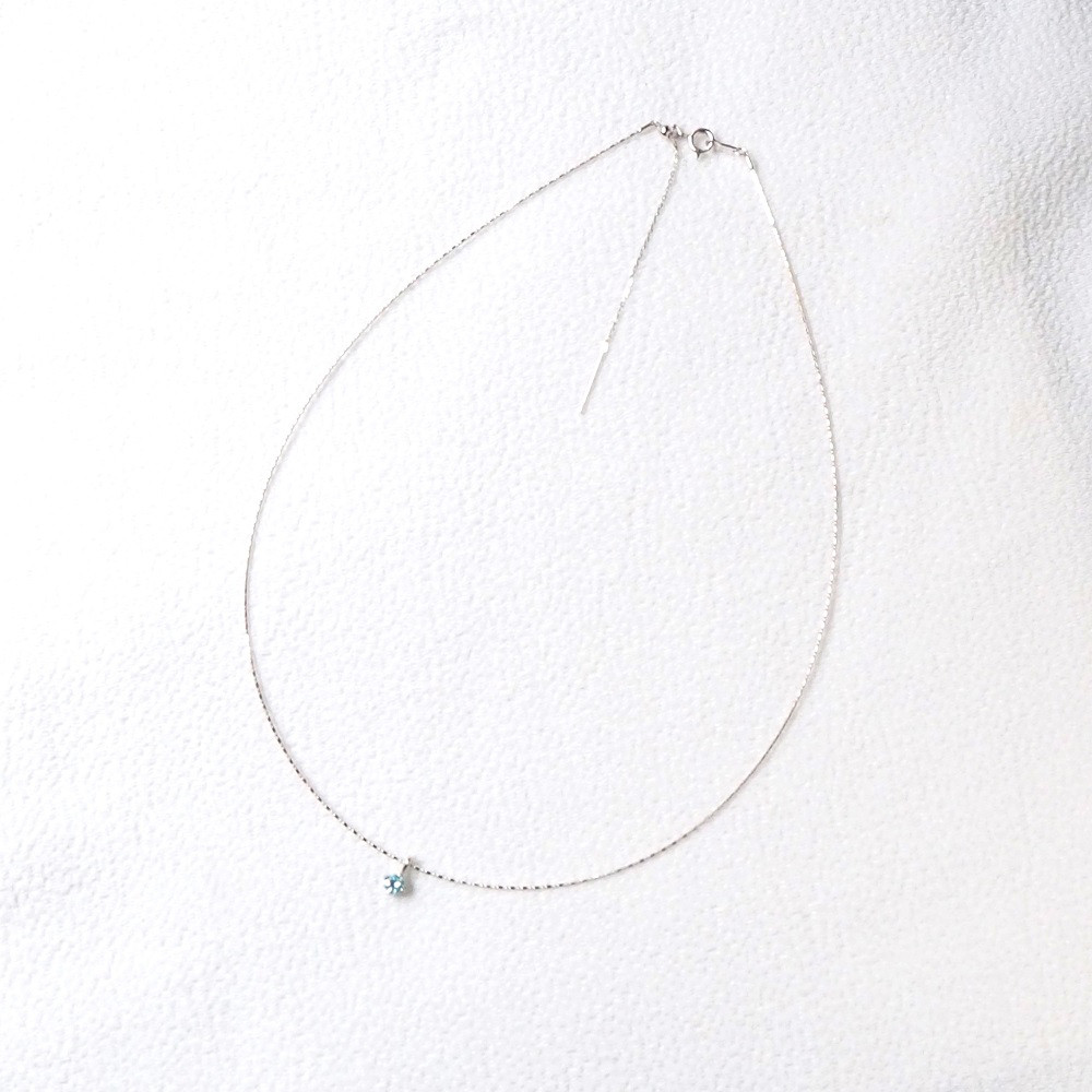 涼し気  澄んだ水色が清楚な 丸襟やハイネックに映える オメガネックレス シルバー スライドタイプ