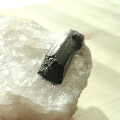 美しい鉱物標本】ブラックトルマリンinクォーツの原石／709グラム