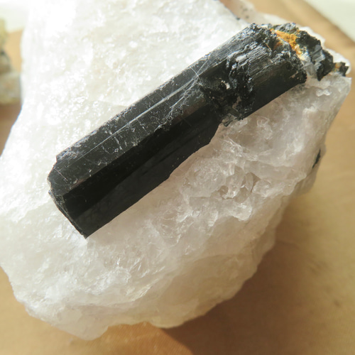 美しい鉱物標本】ブラックトルマリンinクォーツの原石／709グラム
