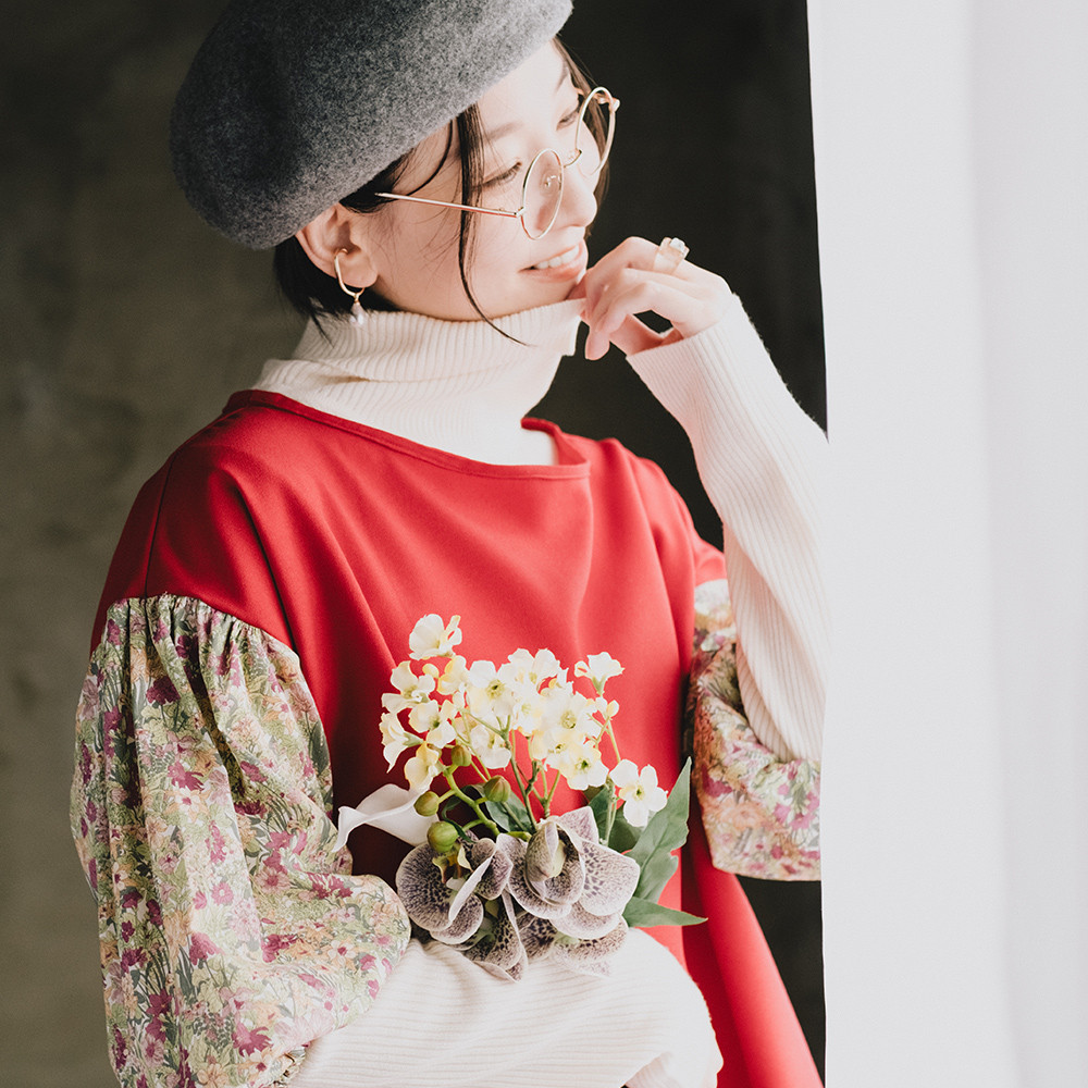 冬から春まで使える！皴になりにくいお手入れ簡単 年中使えるパフスリーブ ブラウス フラワー 花柄 レッド