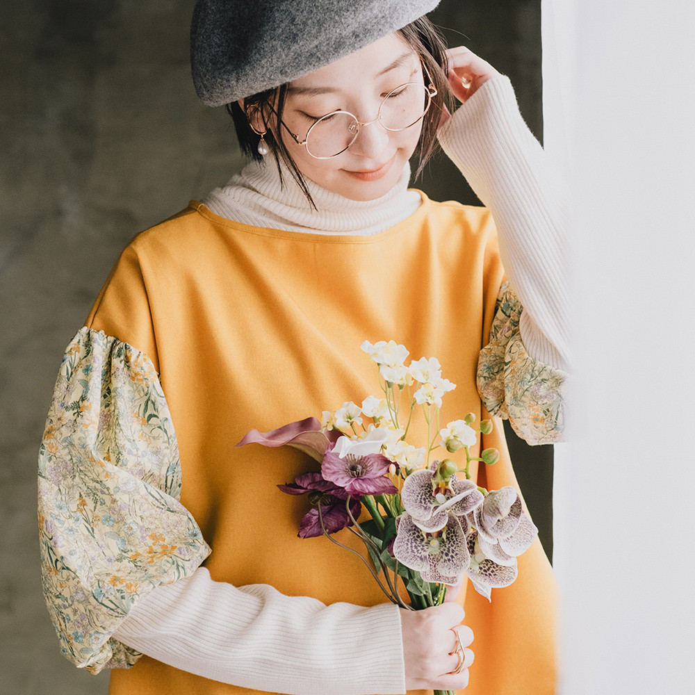 冬から春まで使える！皴になりにくいお手入れ簡単 年中使えるパフスリーブ ブラウス フラワー 花柄 イエロー