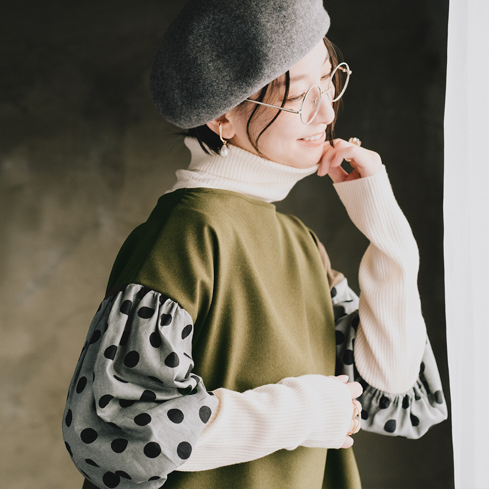 冬から春まで使える！皴になりにくいお手入れ簡単 年中使えるパフスリーブ ブラウス ドット くすみグリーン