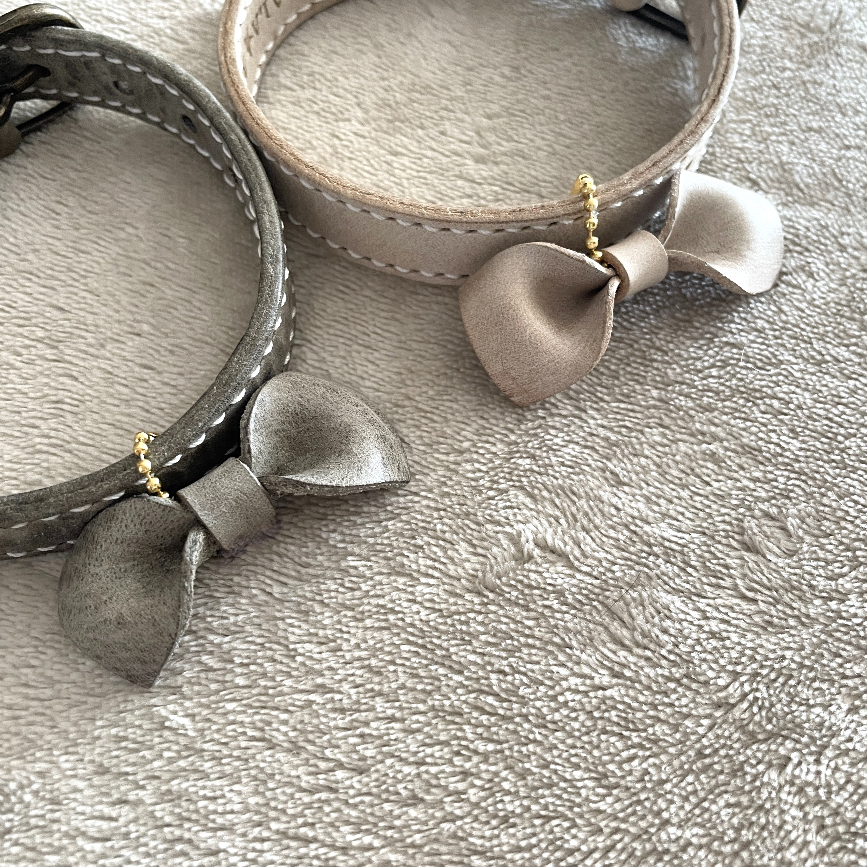 アンティークカラー⭐︎本革手縫いのリボンチャーム付き首輪（小型犬専用）