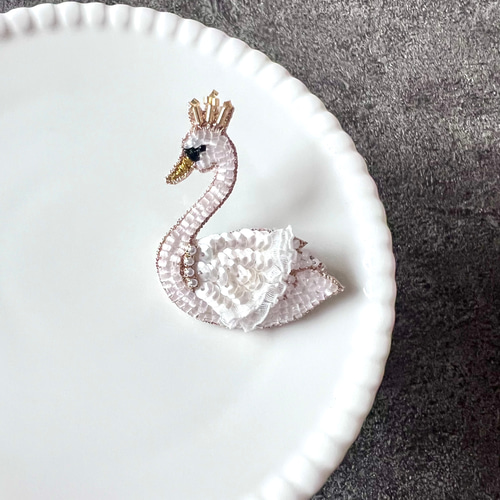 冠をかぶった白鳥のブローチ オートクチュール刺繍 ブローチ La