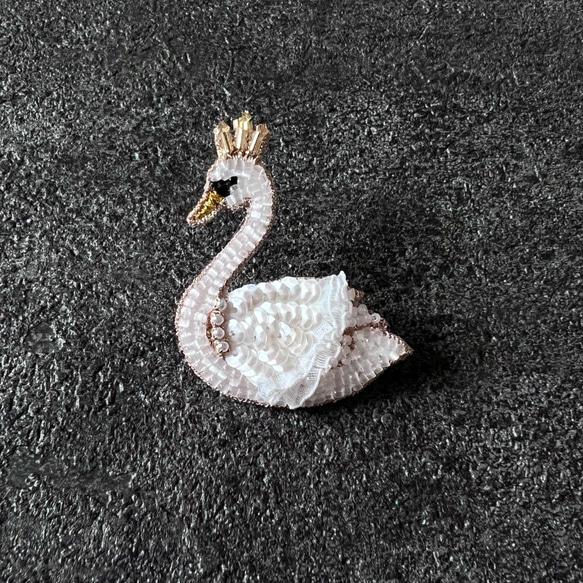冠をかぶった白鳥のブローチ オートクチュール刺繍 ブローチ La