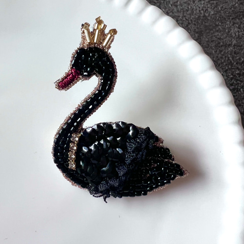 【最安値挑戦】 冠をかぶった黒鳥のブローチ オートクチュール刺繍 ブローチ La アクセサリー