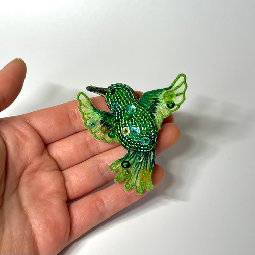 鳥のブローチ／ビーズ×オーガンジー刺繍／ハチドリ⭐︎グリーン