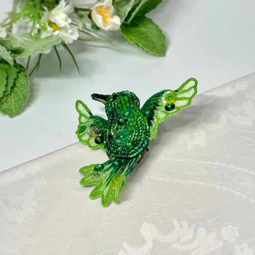 鳥のブローチ／ビーズ×オーガンジー刺繍／ハチドリ⭐︎グリーン