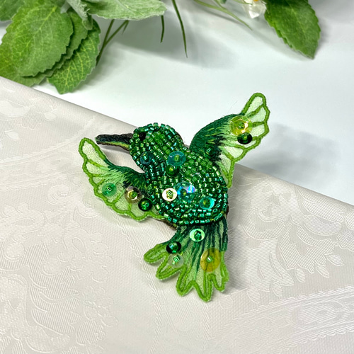 鳥のブローチ／ビーズ×オーガンジー刺繍／ハチドリ⭐︎グリーン