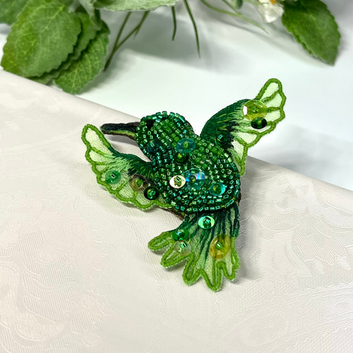 鳥のブローチ／ビーズ×オーガンジー刺繍／ハチドリ⭐︎グリーン