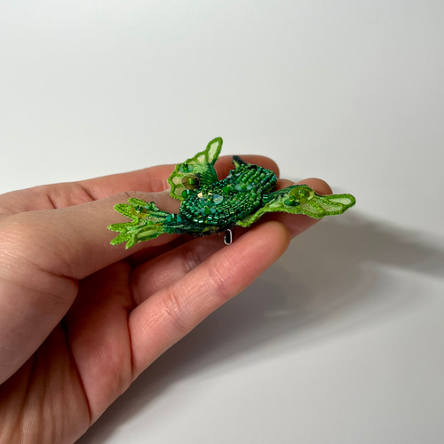 鳥のブローチ／ビーズ×オーガンジー刺繍／ハチドリ⭐︎グリーン