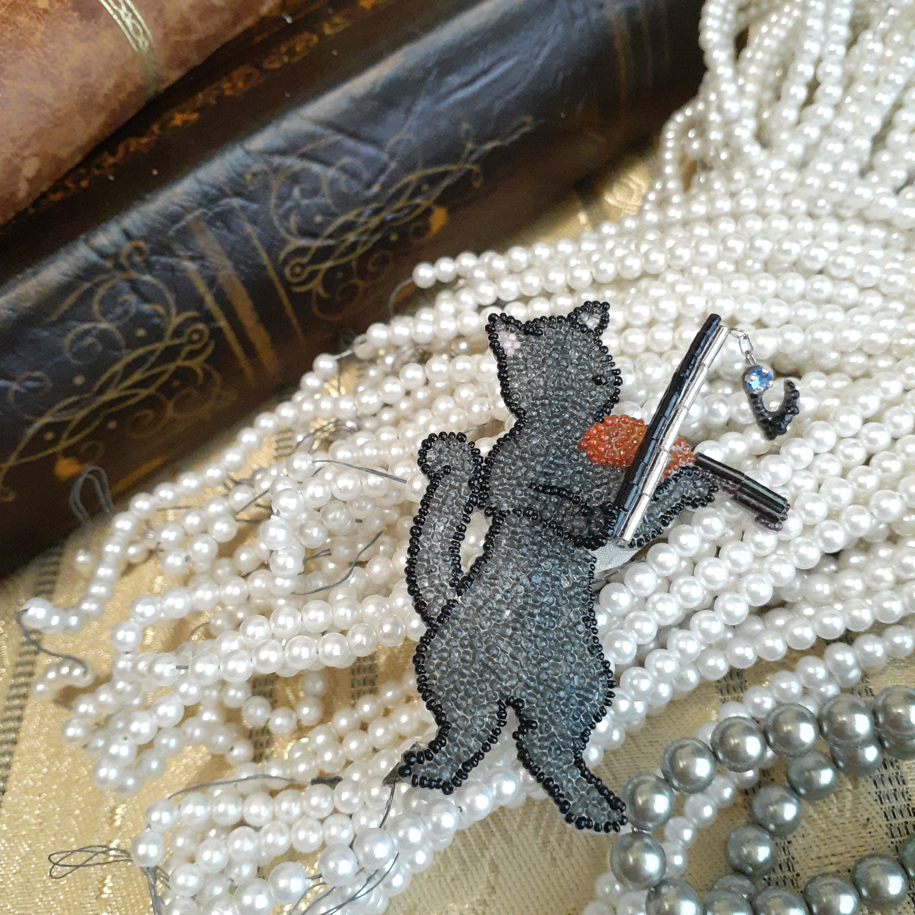 <受注>猫のバイオリン弾きブローチ＊オートクチュールビーズ刺繍