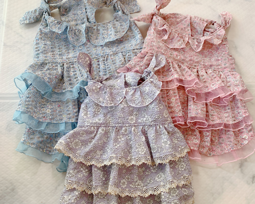 【ハンドメイド♡犬服♡１点物】　　　フリフリワンピ(バックル付)　Ｓサイズ ハンドメイド♡犬服♡1点物】フリフリワンピ(バックル付)Sサイズ