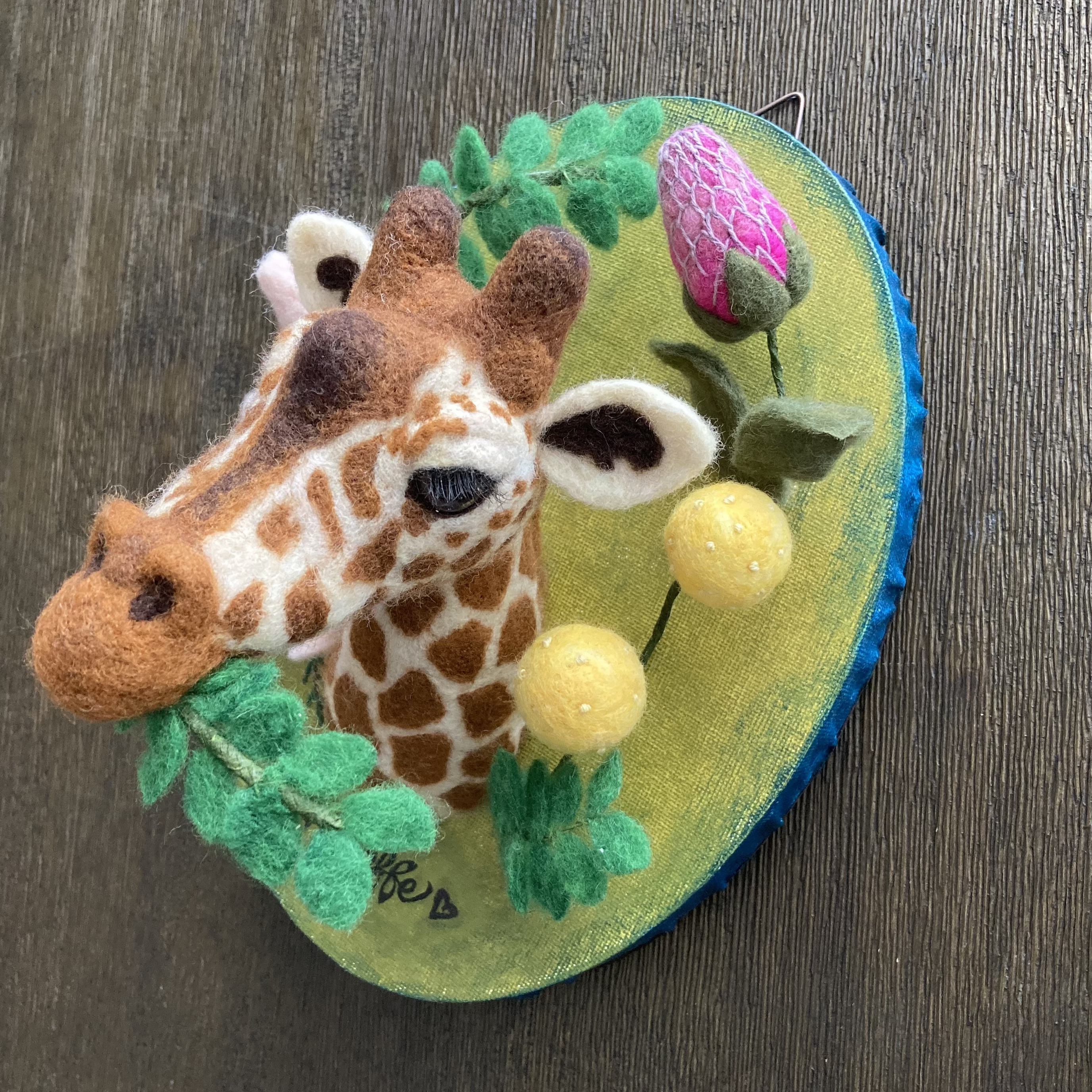 羊毛フェルト製　キリンのアニマルトロフィー（キャンパス仕様）