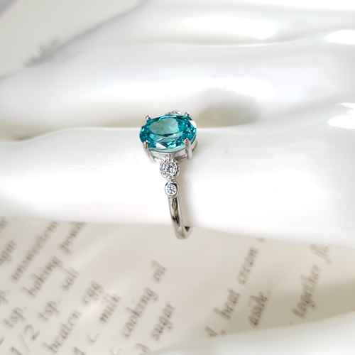奇跡の煌めき✨ パライバトルマリン 人工宝石 オーバル 8x6mm リング
