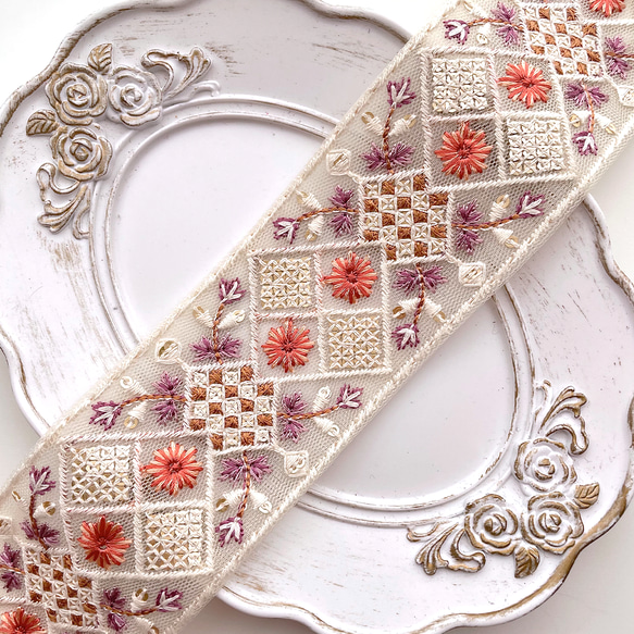 631 【 幅：5cm 】 インド刺繍リボン　アイボリー　チュール　レッド パープル ホワイト 1枚目の画像