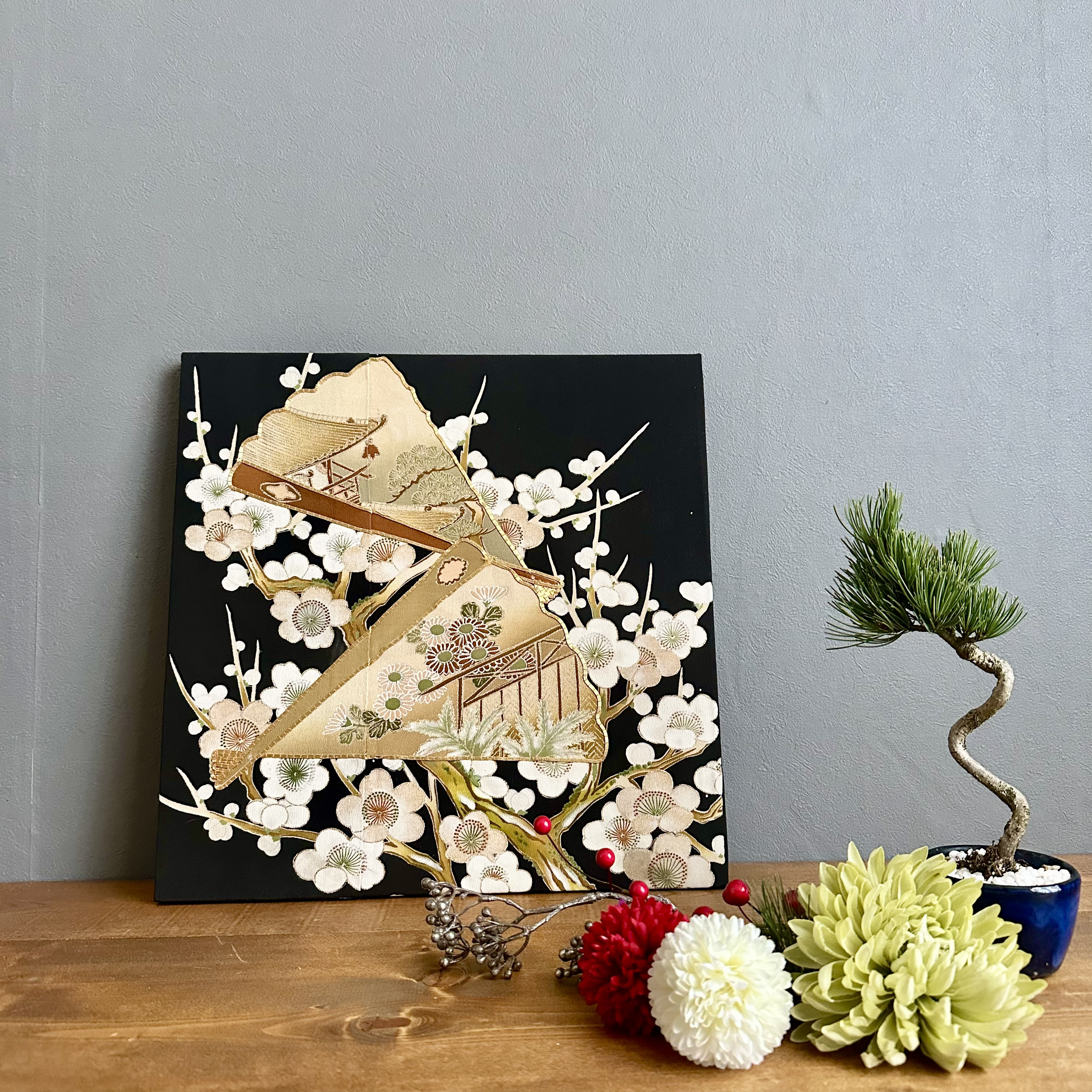 ※38×38cm 大きな着物のファブリックパネル 漆黒に咲く梅と扇　着物　リメイク　インテリア　ギフト　正月飾り　正月