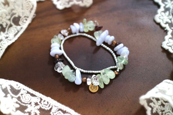 草かんむりのような自然で華やかな雰囲気のさざれ石の天然石の2連の  