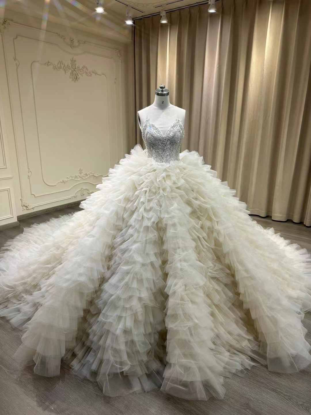 新着商品！薄いシャンパン/アイボリー　編み上げ　ソフトチュールチュール　フレアー　Ｖネック　お買い得　トレーン結婚式挙式 98,923円