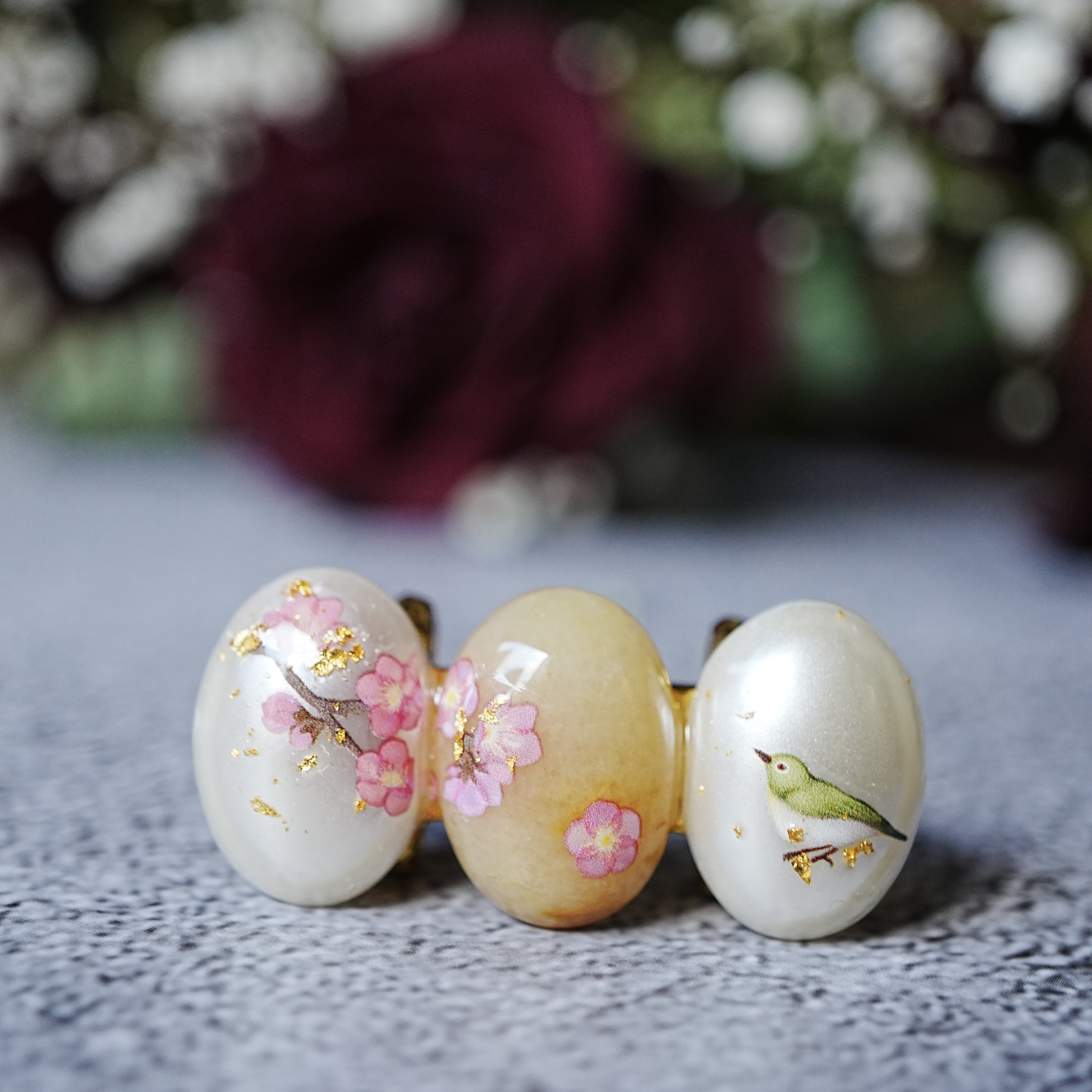 天然石トパーズ翡翠と梅、メジロの三連帯留め　k18 金箔