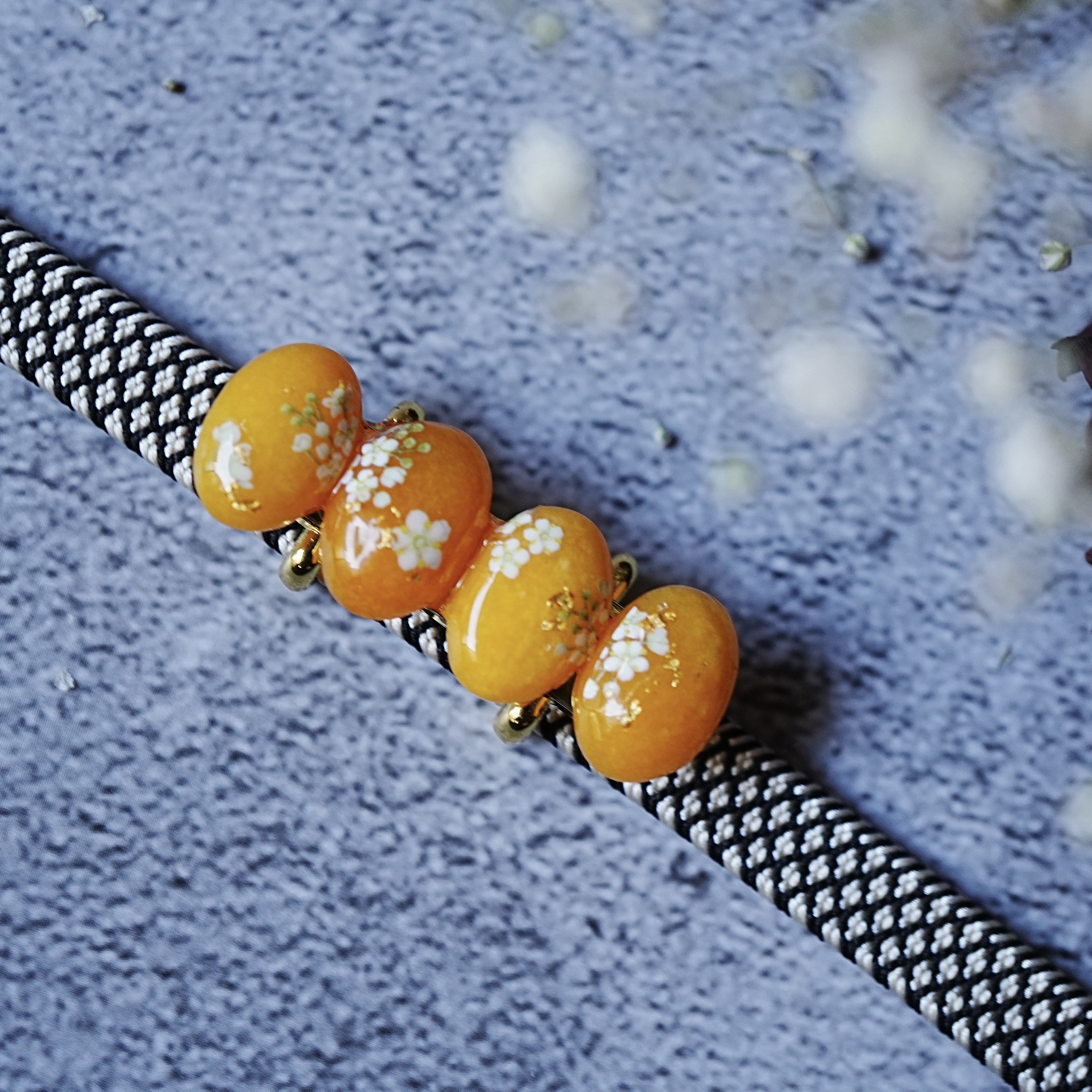 天然石ホワイトジェイドイエロー染め4連とエルダーフラワーの帯留め k18 金箔　一生もの2025