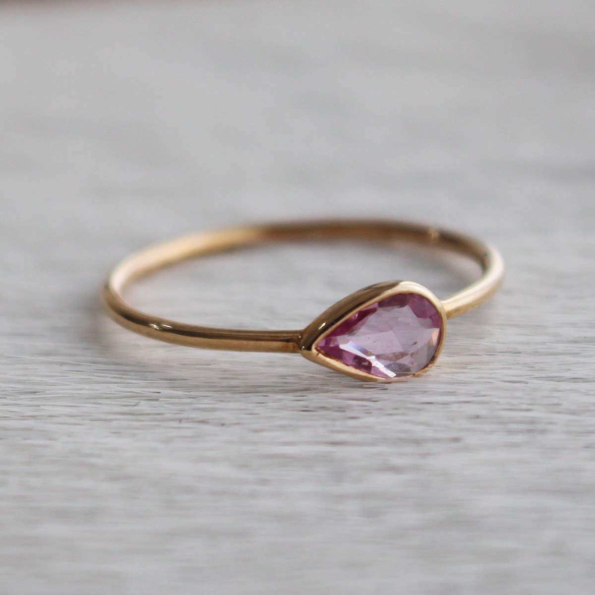 ピンクサファイア＜ペアシェイプ＞のリング（K10）【14号】