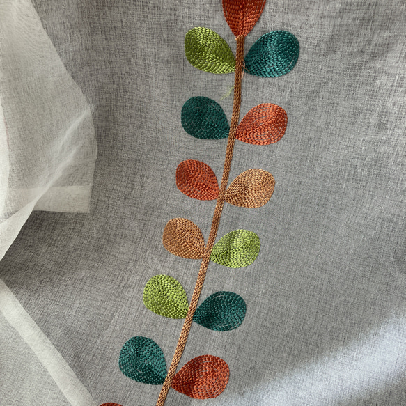 1980円→1500円 レビュー特典 幅108cm × 丈106cm カフェカーテン カラフル葉 刺繍 シンプル 3枚目の画像
