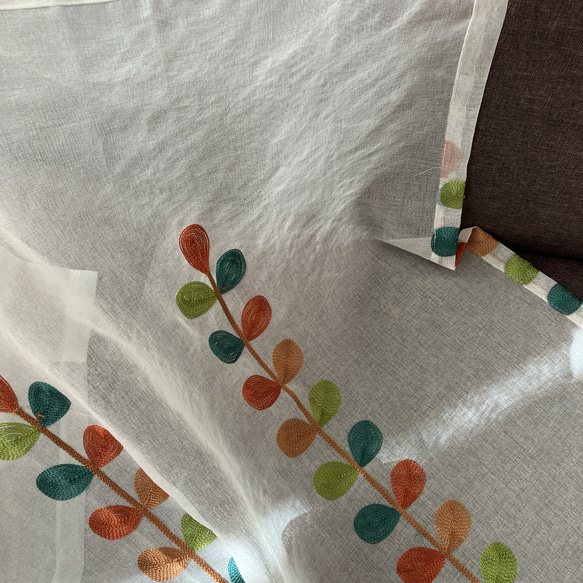 1980円→1500円 レビュー特典 幅108cm × 丈106cm カフェカーテン カラフル葉 刺繍 シンプル 6枚目の画像