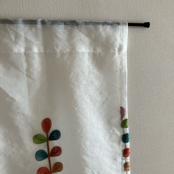 1980円→1500円 レビュー特典 幅108cm × 丈106cm カフェカーテン カラフル葉 刺繍 シンプル 4枚目の画像