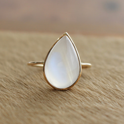 レインボームーンストーン＜ペアシェイプ・カボション＞のリング（K10