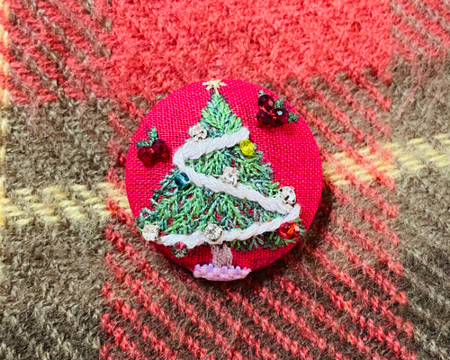 [専用　ぼたんユキ様]くるみボタン 刺繍 ブローチ フェルト クリスマス ツリー 専用 ぼたんユキ様]くるみボタン 刺繍 ブローチ フェルト クリスマス