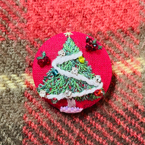 [専用　こり様]くるみボタン クリスマスツリー刺繍 ブローチ フェルト 専用 こり様]くるみボタン 刺繍 ブローチ フェルト クリスマス ツリー