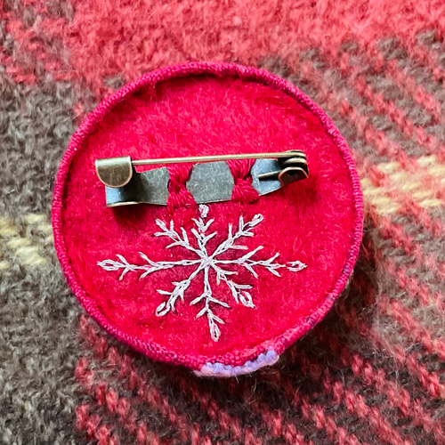 クリスマスツリー刺繍ブローチ（くるみボタン） ブローチ ⅡяIBANA