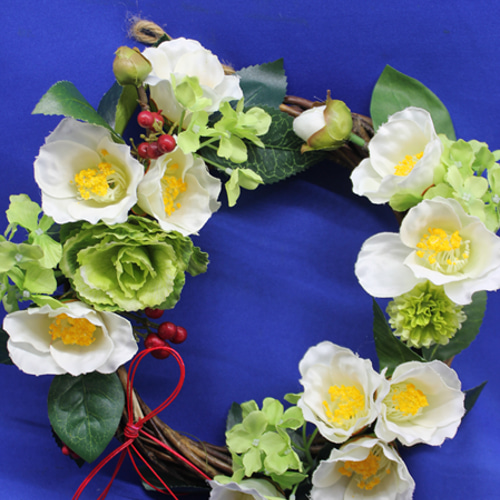 商品名【巴】豪華！❤ ダリアと椿と紅白マムのお正月リース造花フラワーリース 商品名【巴】豪華！❤ ダリアと椿と紅白マムのお正月リース造花フラワー