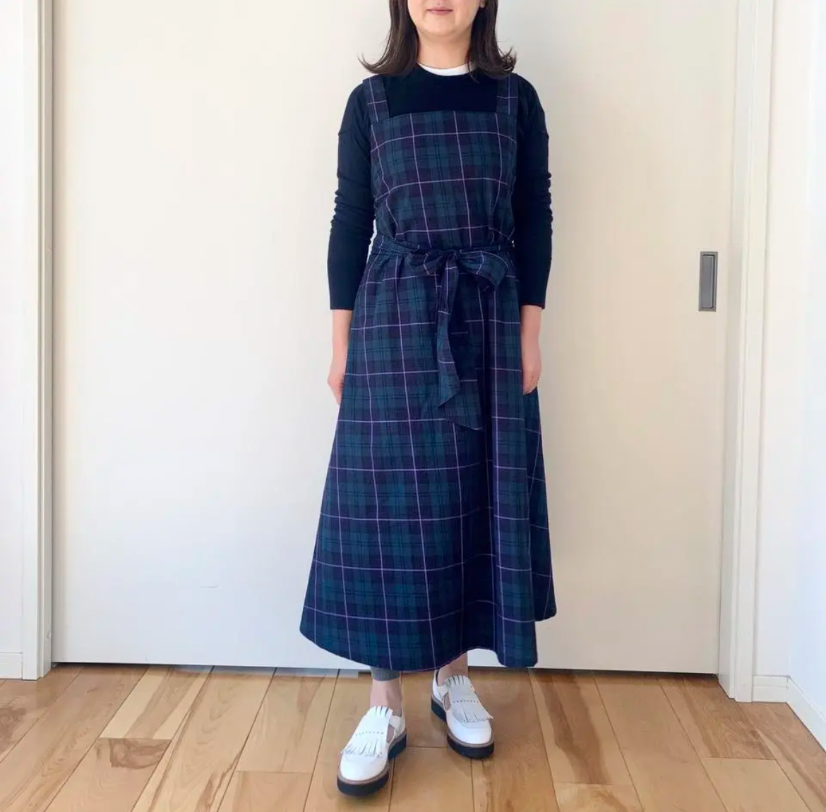 【着痩せ】コットン素材のナチュラルなラップエプロンドレス（タータンチェック）