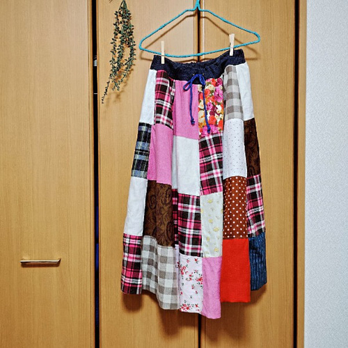 ひらひらギャザーフレアロングスカート。ピンク＆ブラウン他白、赤、青