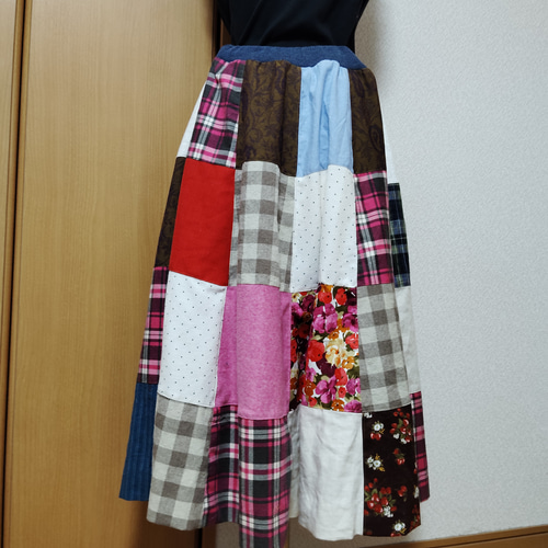 ひらひらギャザーフレアロングスカート。ピンク＆ブラウン他白、赤、青