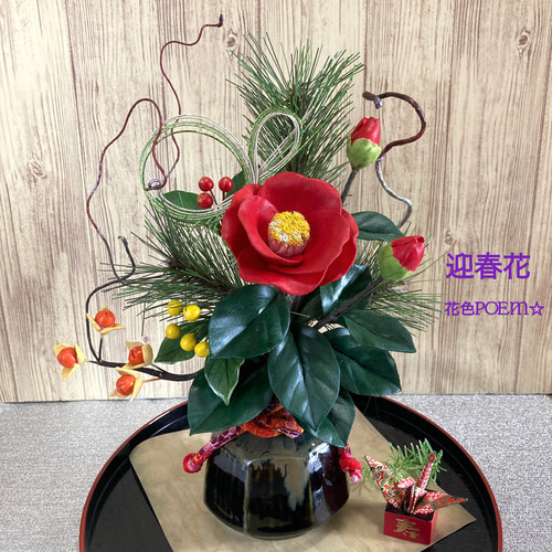 赤色の鶴と花の陶器花瓶 赤色の鶴と花の陶器花瓶