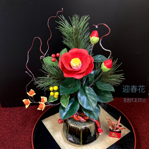 赤色の鶴と花の陶器花瓶