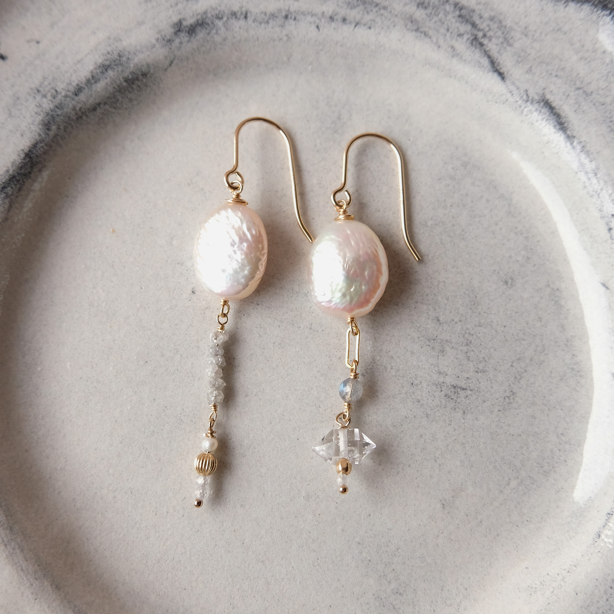 イヤリング変更可/淡水バロックパールのアシンメトリーピアス・14kgf・3月の誕生石