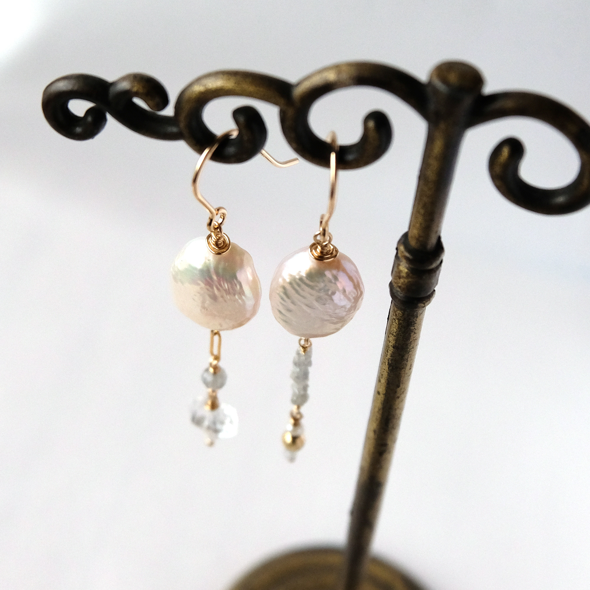 イヤリング変更可/淡水バロックパールのアシンメトリーピアス・14kgf・3月の誕生石