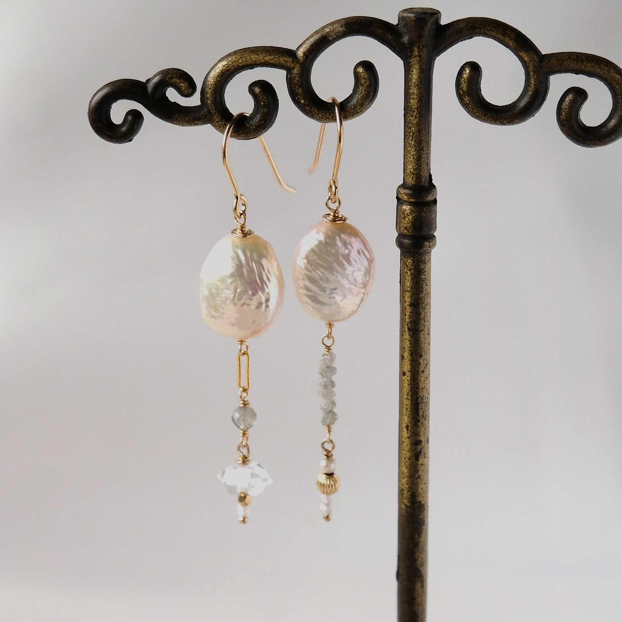 イヤリング変更可/淡水バロックパールのアシンメトリーピアス・14kgf・3月の誕生石