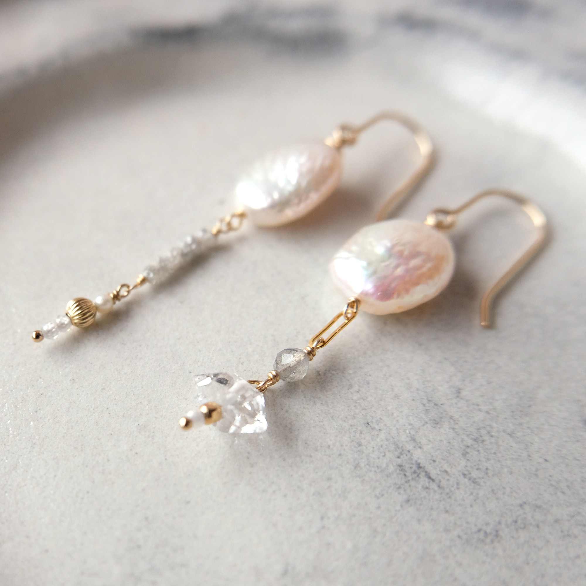 イヤリング変更可/淡水バロックパールのアシンメトリーピアス・14kgf・3月の誕生石