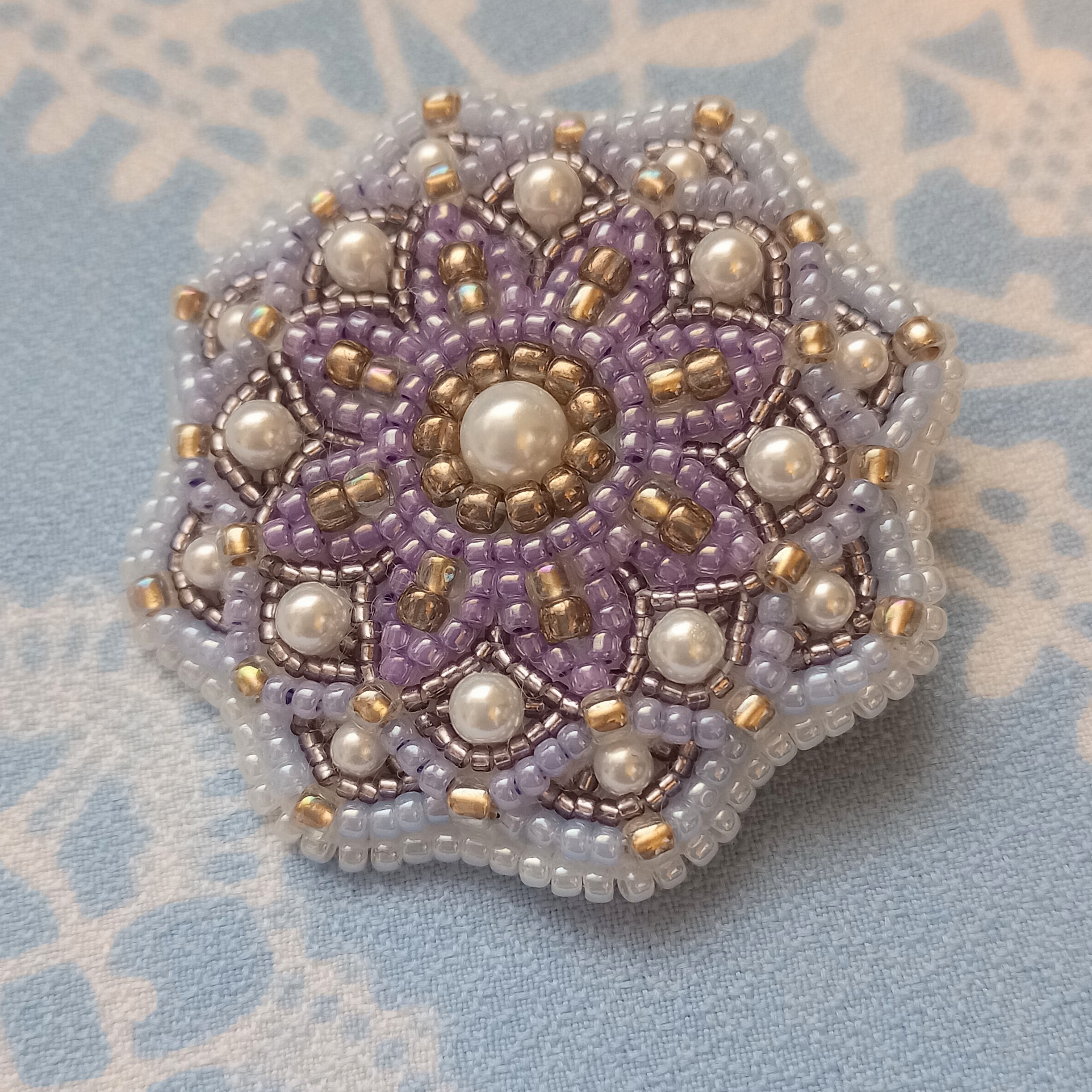 こり ビーズ 刺繍 ハリネズミ ハンドメイド 紫陽花 ブローチ