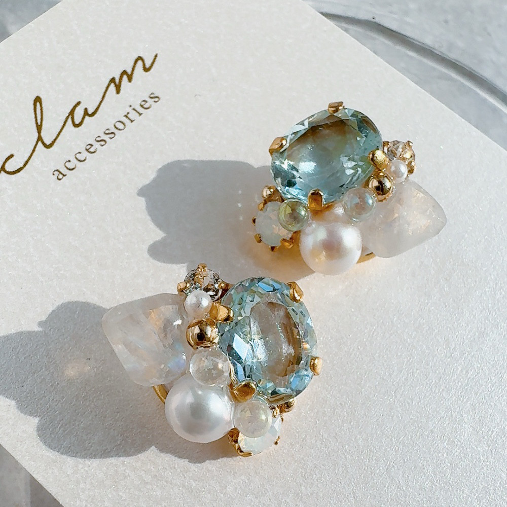 透明感あふれる天然石｜スカイブルートパーズとムーンストーンの耳飾り