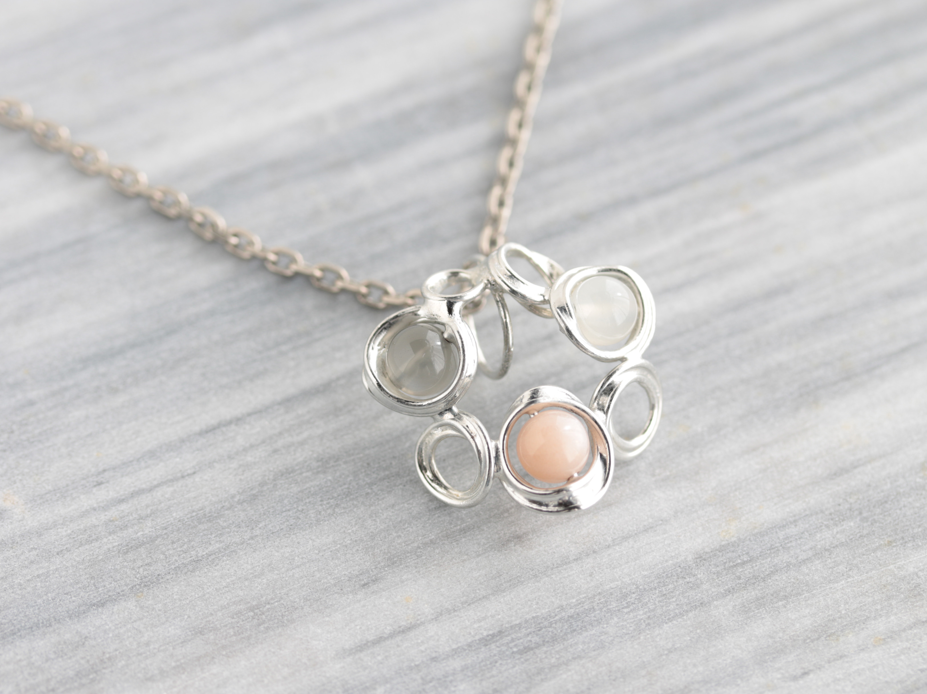 錫(すず)と天然石のペンダントトップ　ムーンストーン　6月の誕生石　普段使い　ユニセックス