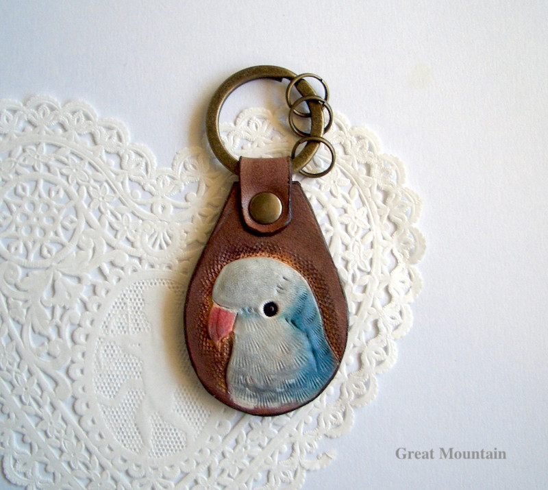 オキナインコ　ブルー  焦茶　インコ　オキナ　鳥グッズ　オウム　鳥 革 キーホルダー インコグッズ レザー プレゼント