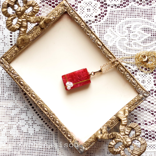 レジンアート 長方形のペンダント〈赤真珠〉 ネックレス