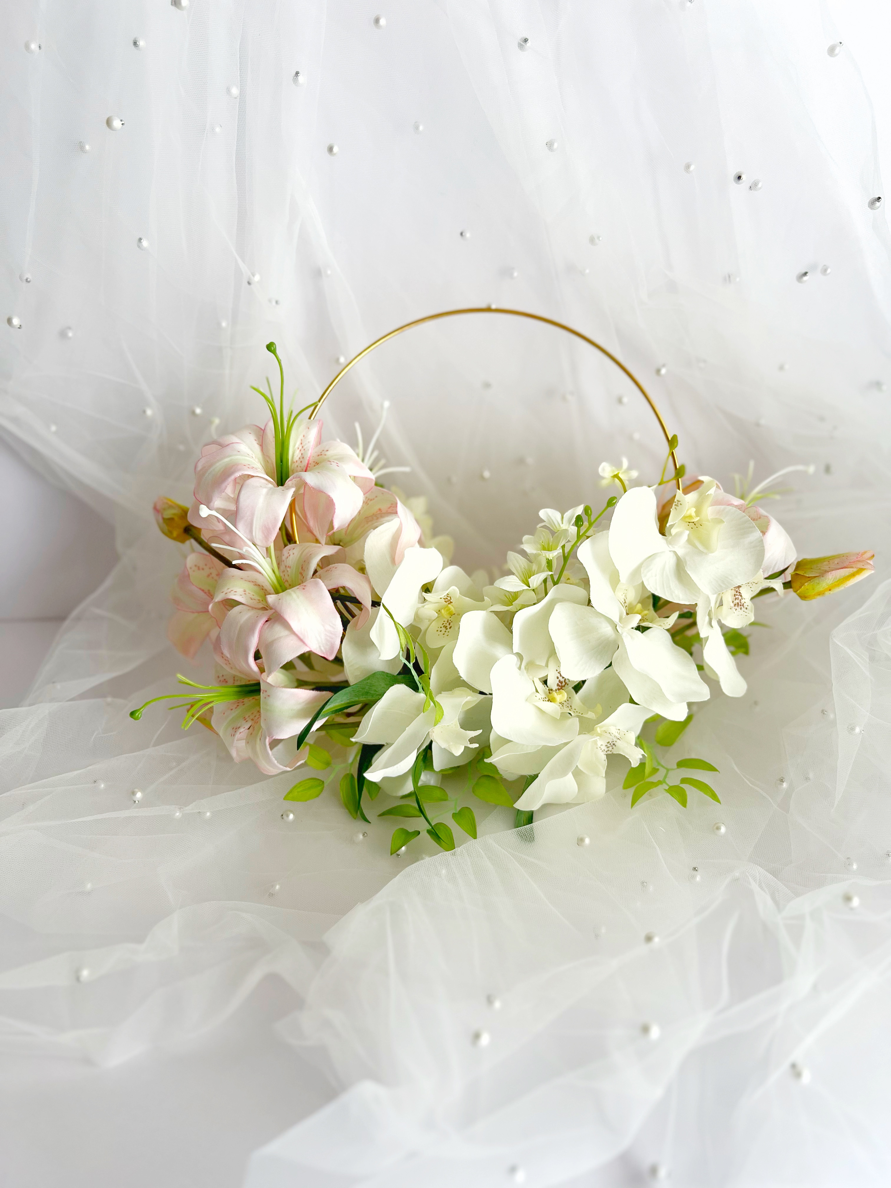 ガーデンウエディングにもオススメ！胡蝶蘭と百合のフープブーケ(ウエディングブーケ) 即納可