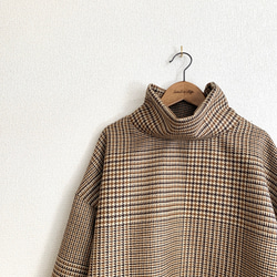 ラージグレンチェックウールのオフタートルプルオーバー/オレンジブラウン 1枚目の画像